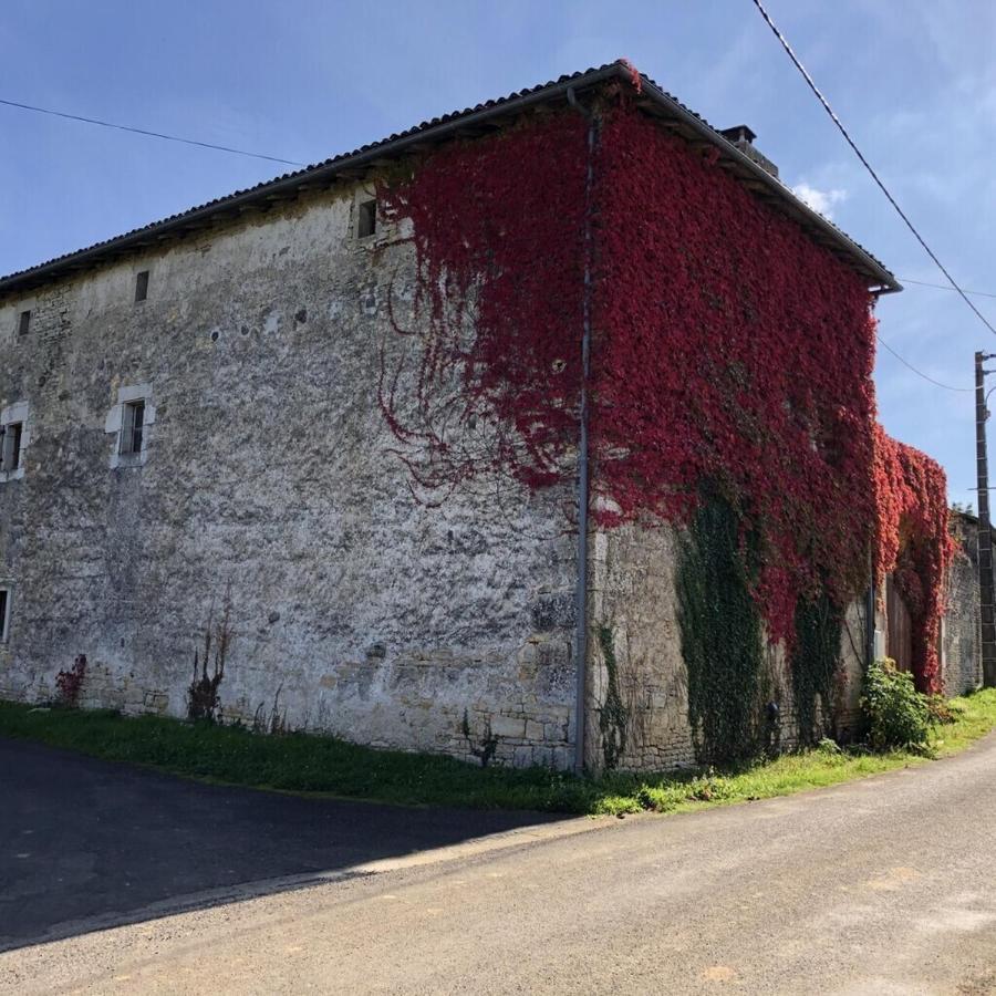 Blacksmiths Apartment In Blanzay - 1 Bed Exterior foto