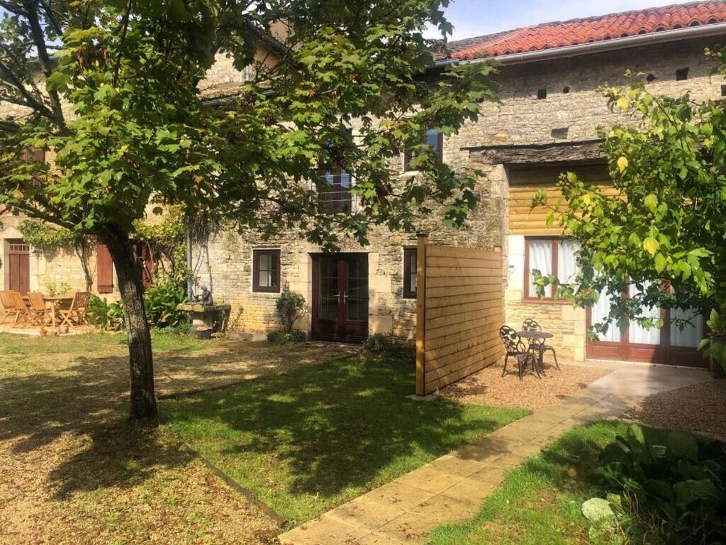 Blacksmiths Apartment In Blanzay - 1 Bed Exterior foto