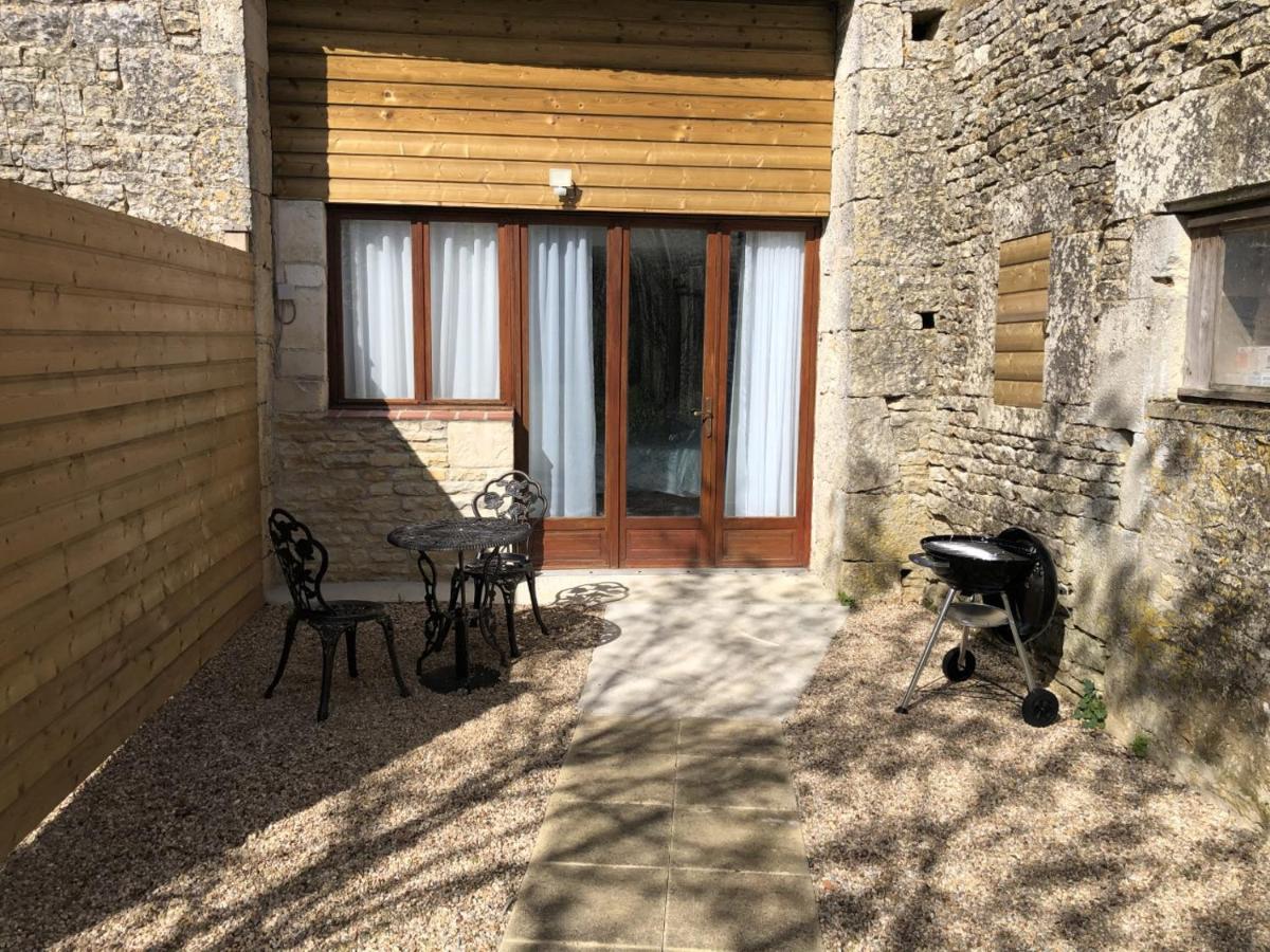 Blacksmiths Apartment In Blanzay - 1 Bed Exterior foto