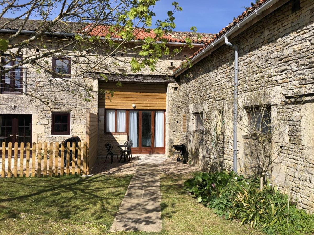 Blacksmiths Apartment In Blanzay - 1 Bed Exterior foto